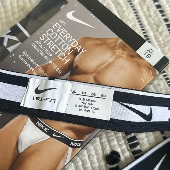 Nike - Picture 4 of 6